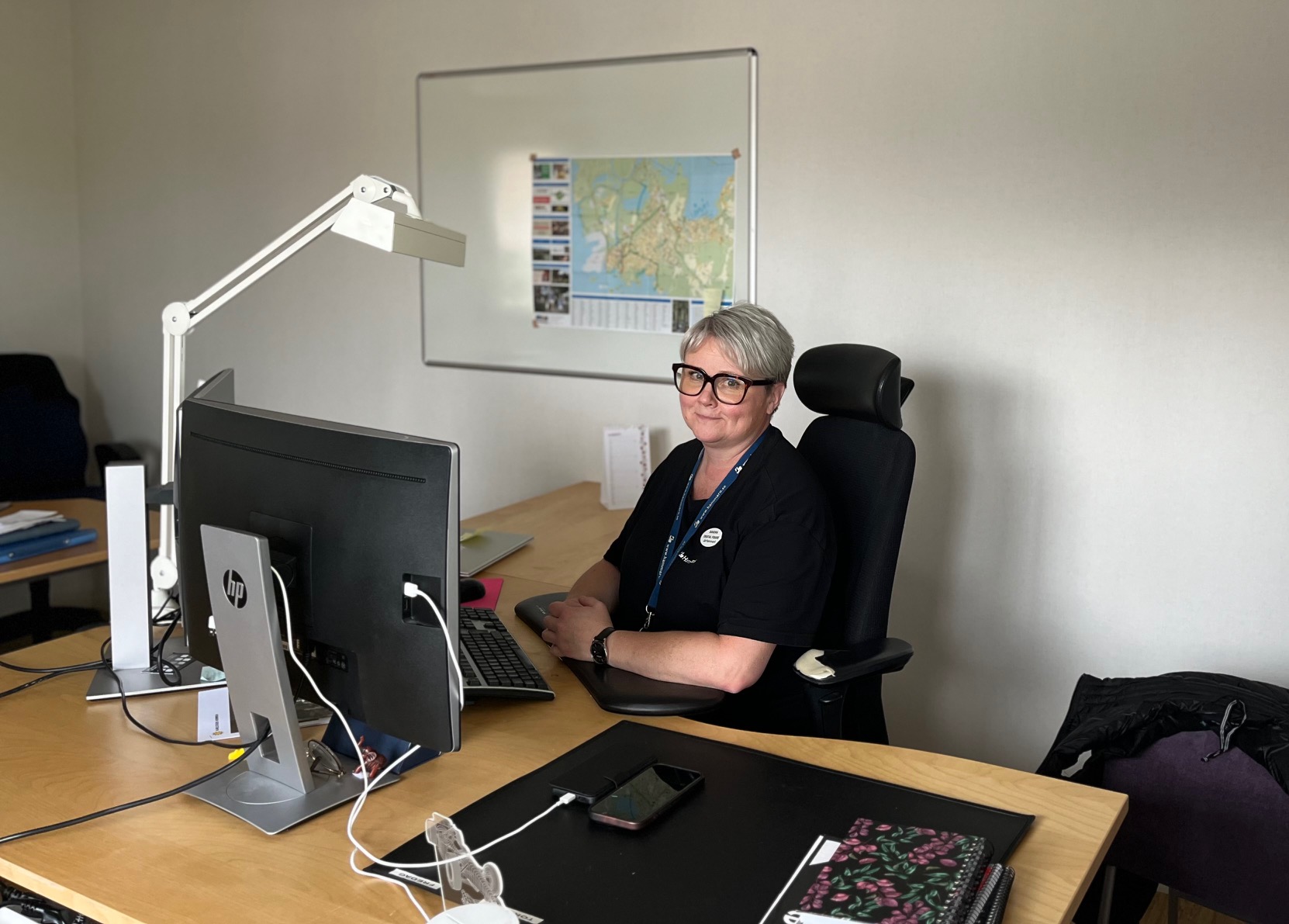 Sandra sitter vid sitt skrivbord