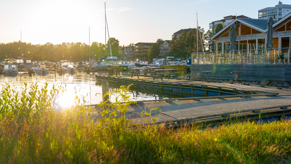 En marina med brygga och båtar i vattnet.