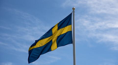 Svensk flagga på blå himmel